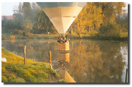 Een prachtige weerspiegeling van de ballon tijdens een ballonvaart in de ochtend.